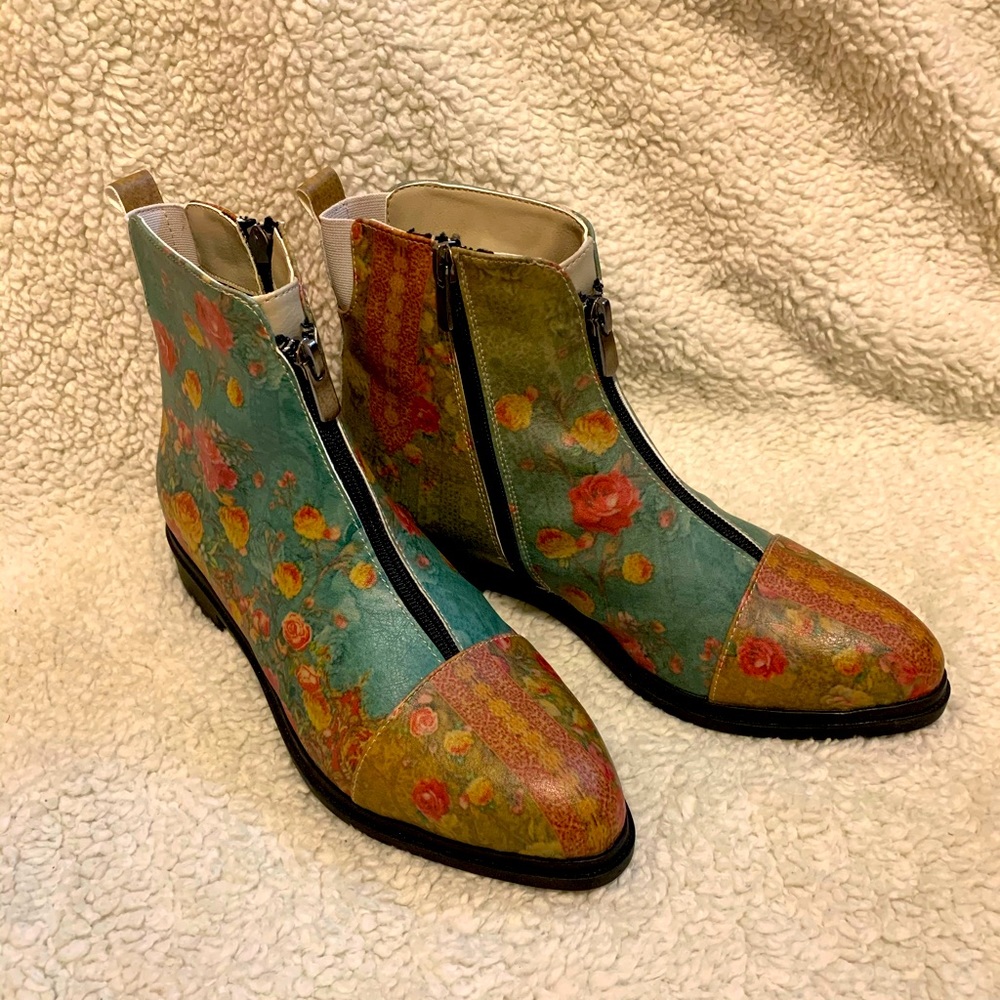 GOBY NWOB Green & Pink Floral Ankle Boot